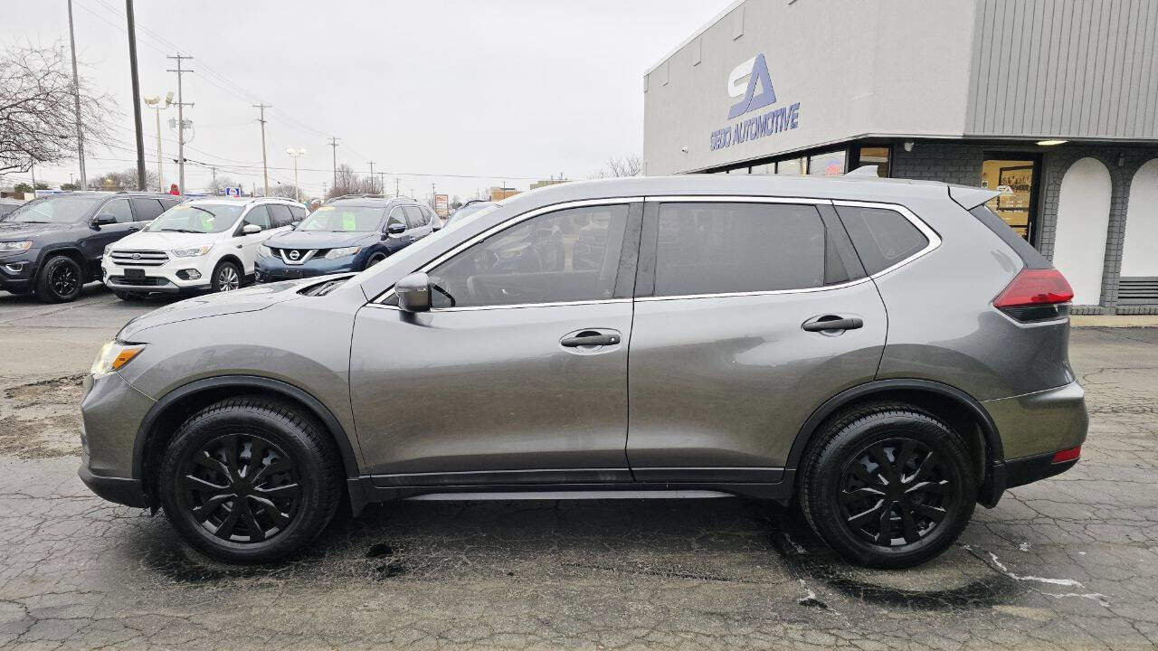 Used 2018 Nissan Rogue SV image 3