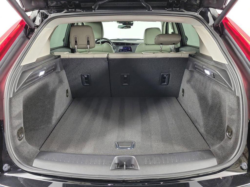 Used 2021 Cadillac XT4 Luxury w/ Cold Weather Package FWD image 8