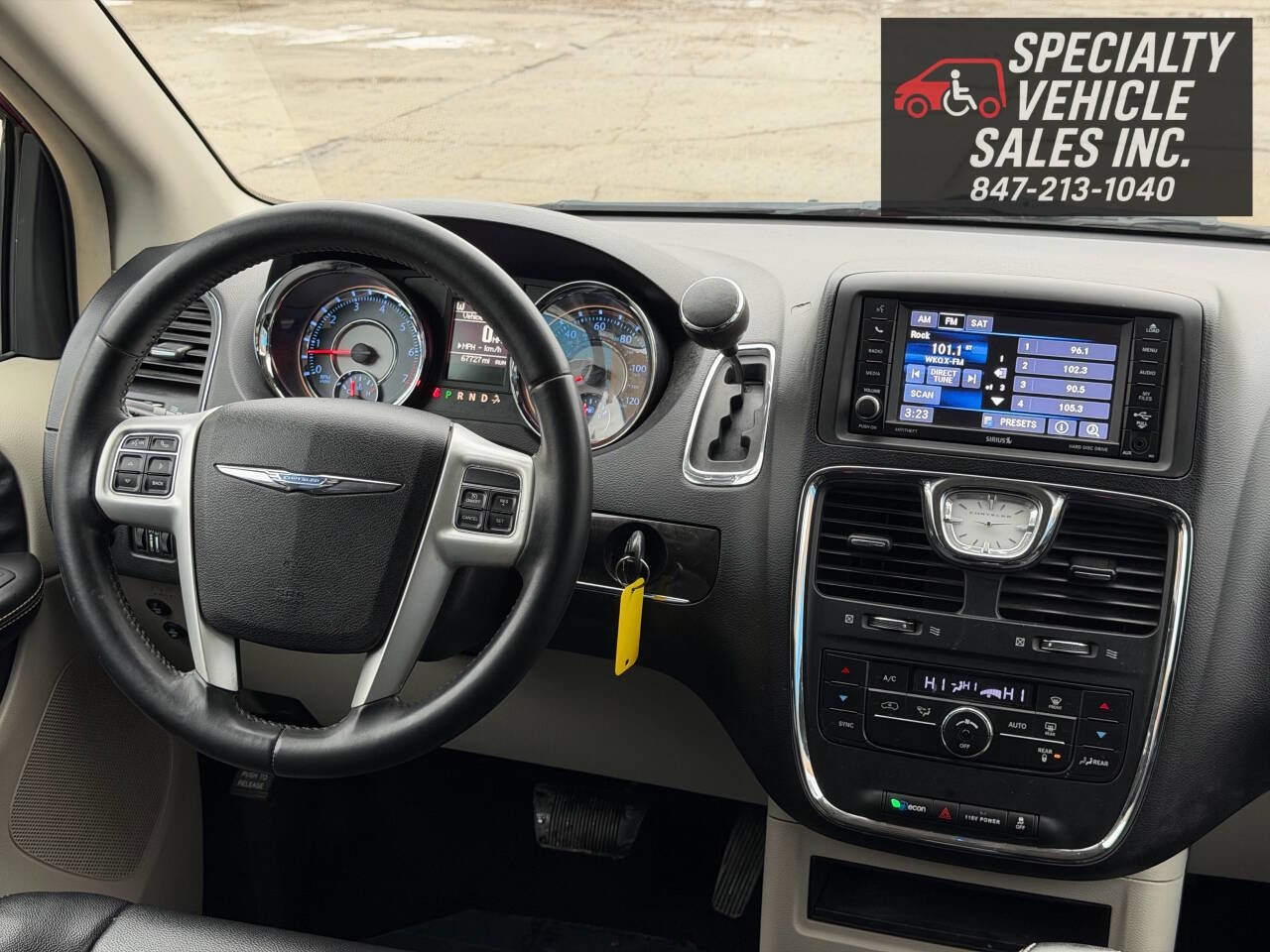 Used 2014 Chrysler Town & Country Touring image 35