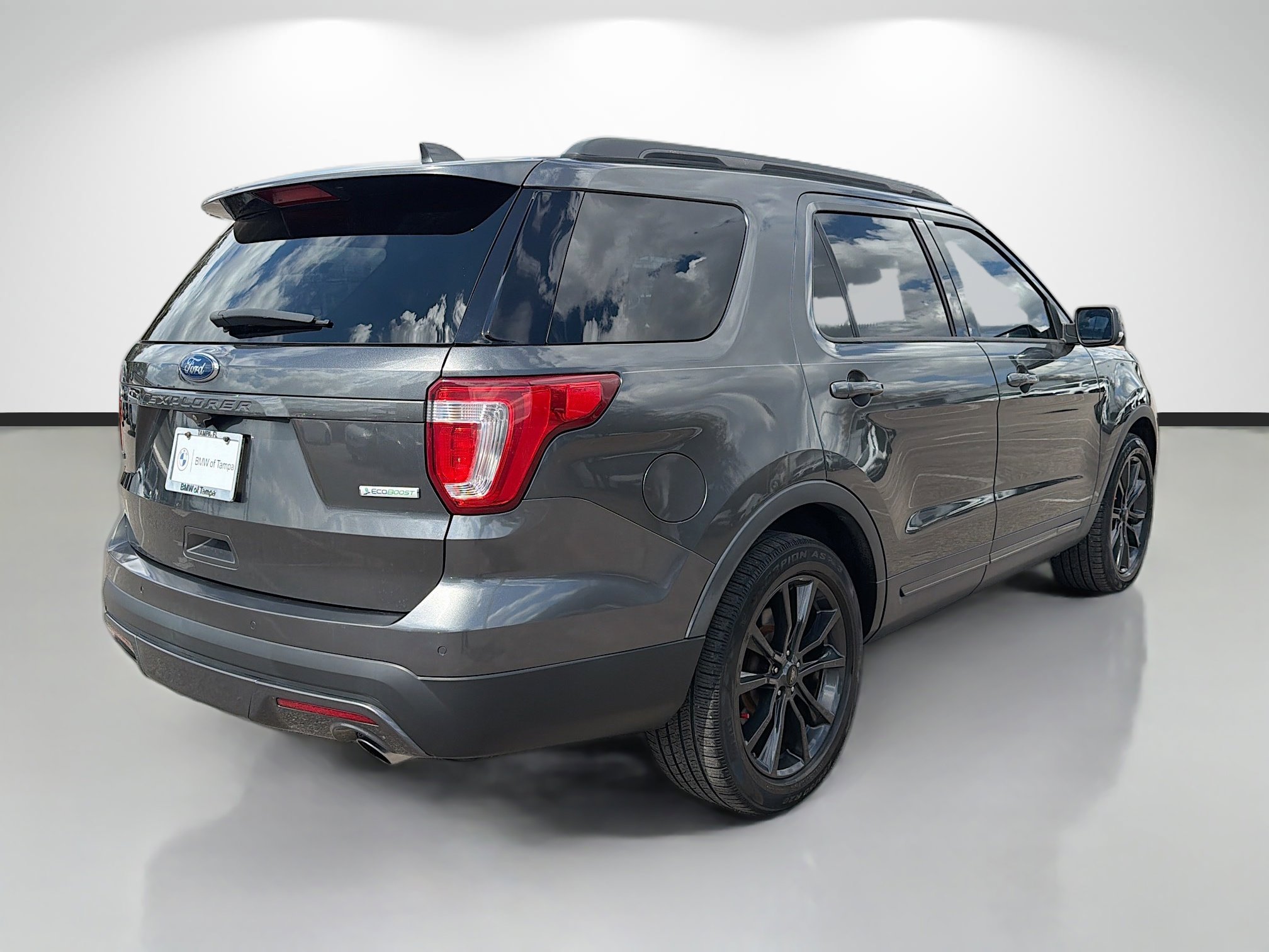 Used 2017 Ford Explorer XLT w/ Equipment Group 202A image 3