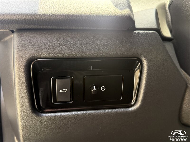 Used 2018 Jaguar XF Premium RWD image 14