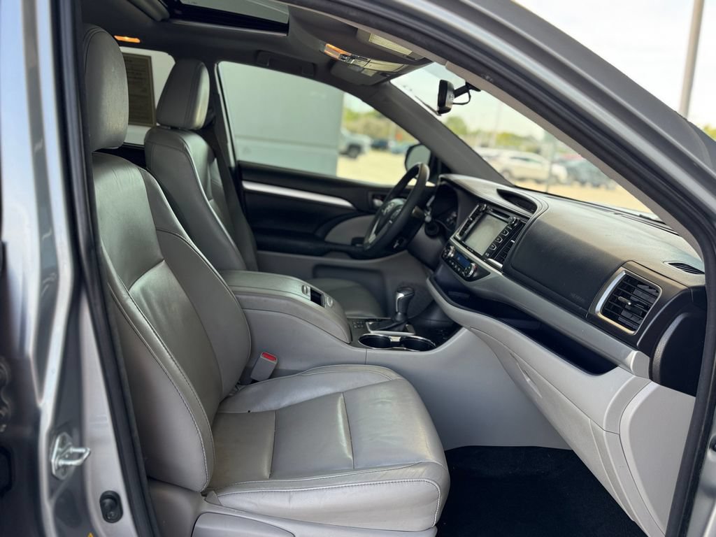 Used 2016 Toyota Highlander XLE w/ Protection Package #3 AWD/4WD image 27