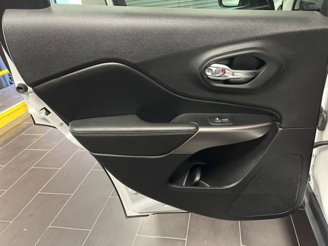 Used 2019 Jeep Cherokee Limited image 11