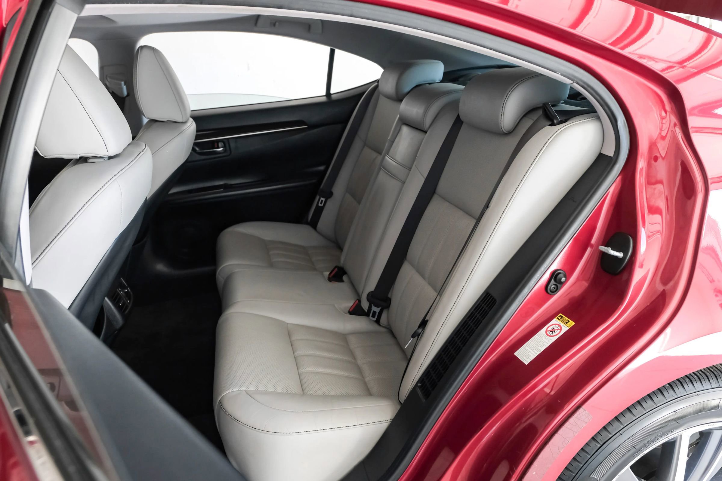 Used 2018 Lexus ES 300h w/ Luxury Package image 31