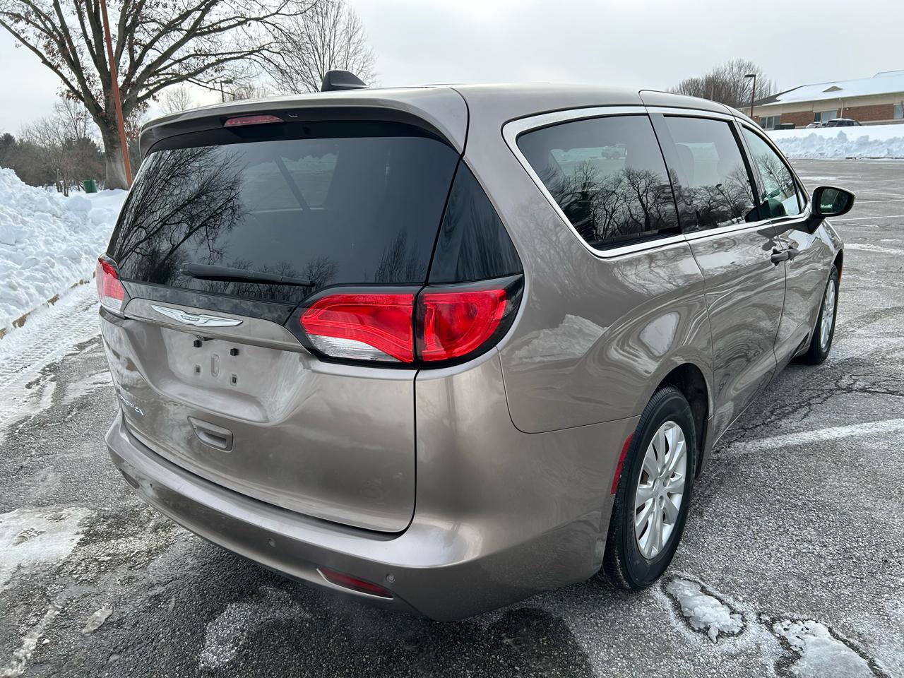 Used 2018 Chrysler Pacifica L image 5