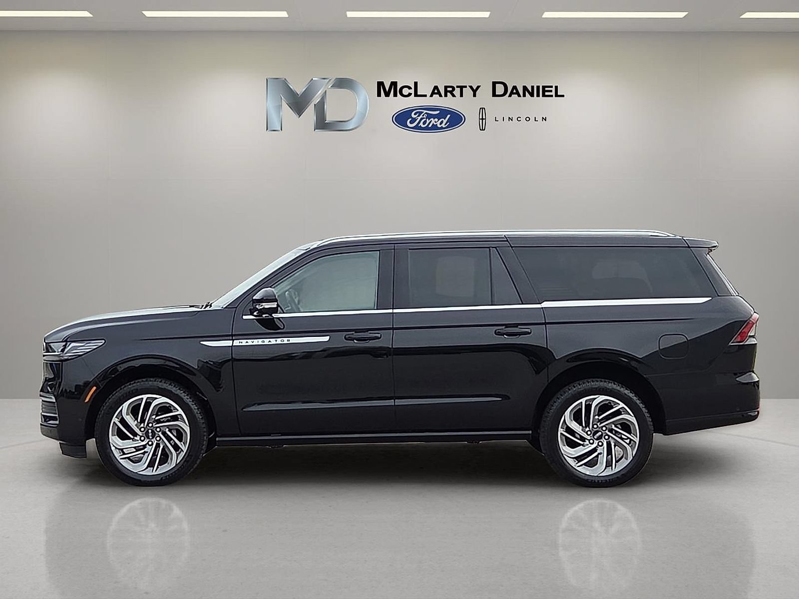 Used 2025 Lincoln Navigator L Reserve AWD/4WD image 3