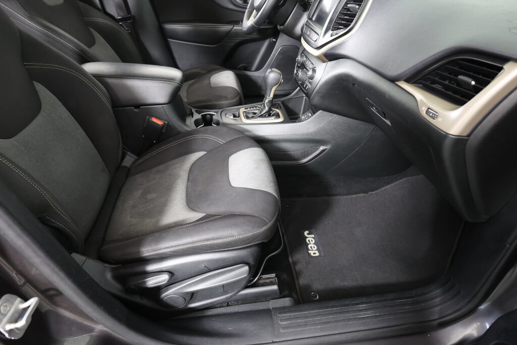 Used 2014 Jeep Cherokee Latitude FWD image 26