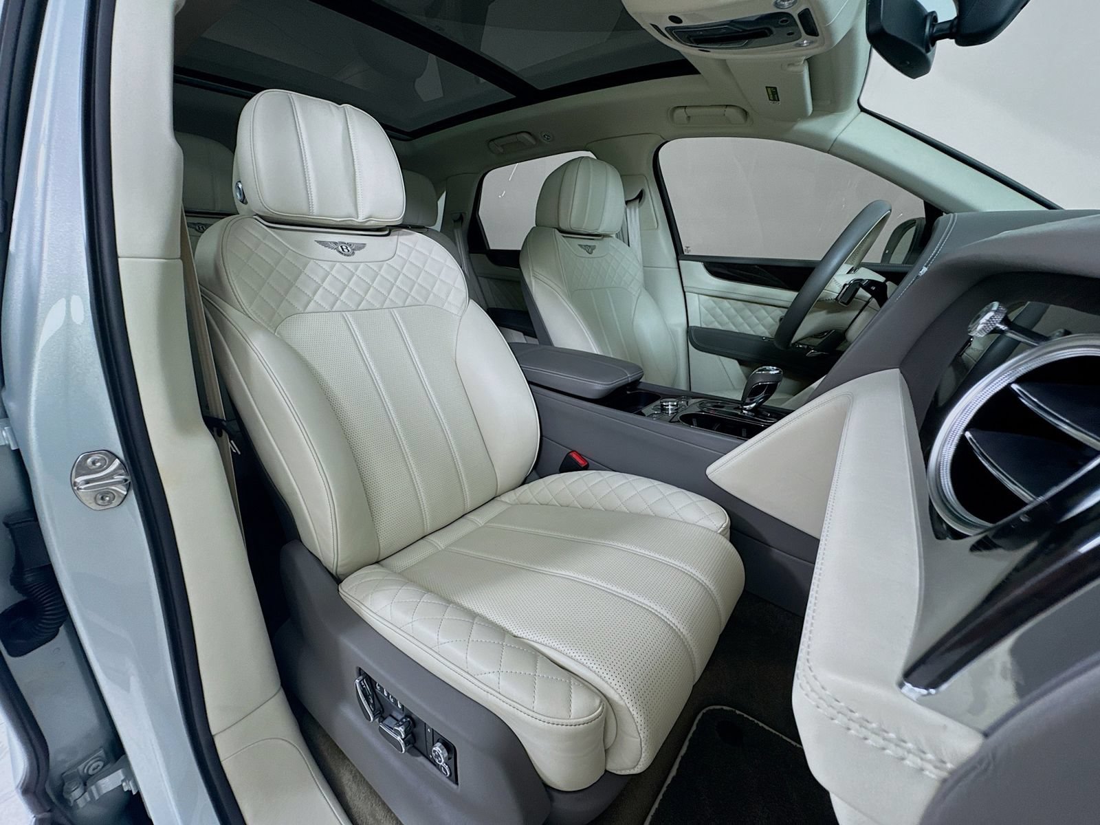 Certified 2020 Bentley Bentayga Plug-In Hybrid AWD/4WD image 28