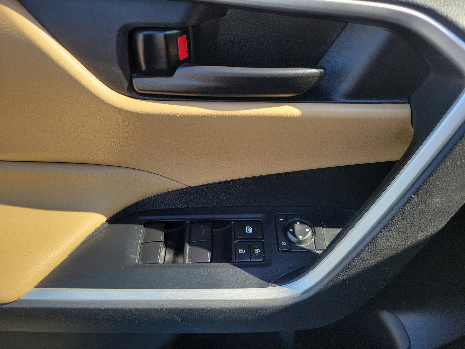 Used 2021 Toyota RAV4 LE AWD/4WD image 20