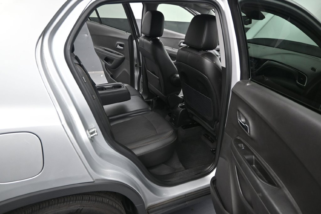 Used 2020 Chevrolet Trax LT w/ LT Convenience Package FWD image 11