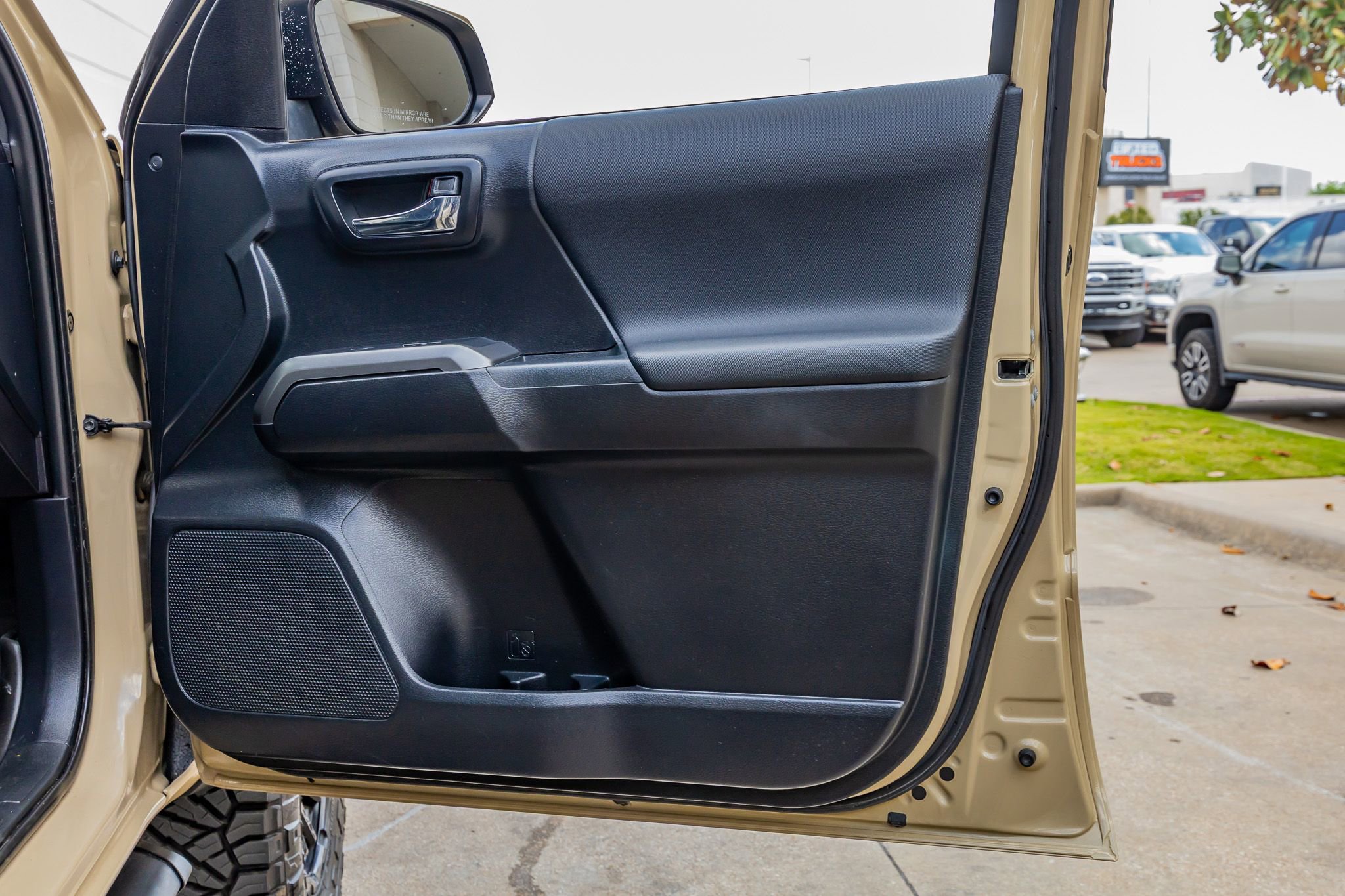 Used 2019 Toyota Tacoma TRD Off-Road AWD/4WD image 38