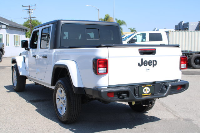 Used 2022 Jeep Gladiator Sport AWD/4WD image 3