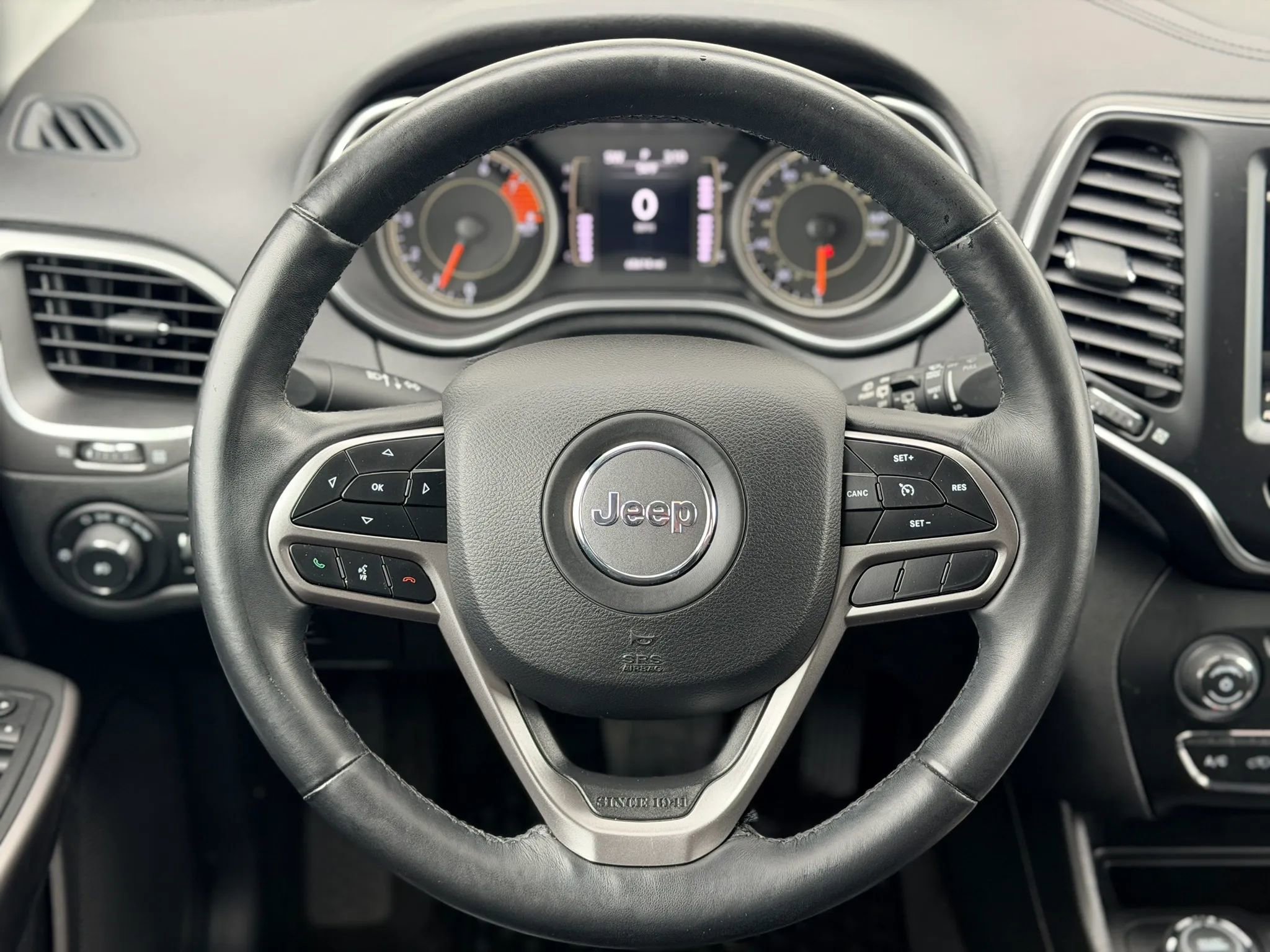 Used 2019 Jeep Cherokee Latitude Plus w/ Cold Weather Group AWD/4WD image 18