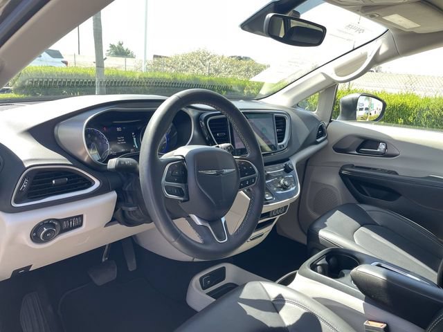 Used 2023 Chrysler Pacifica Touring-L FWD image 10