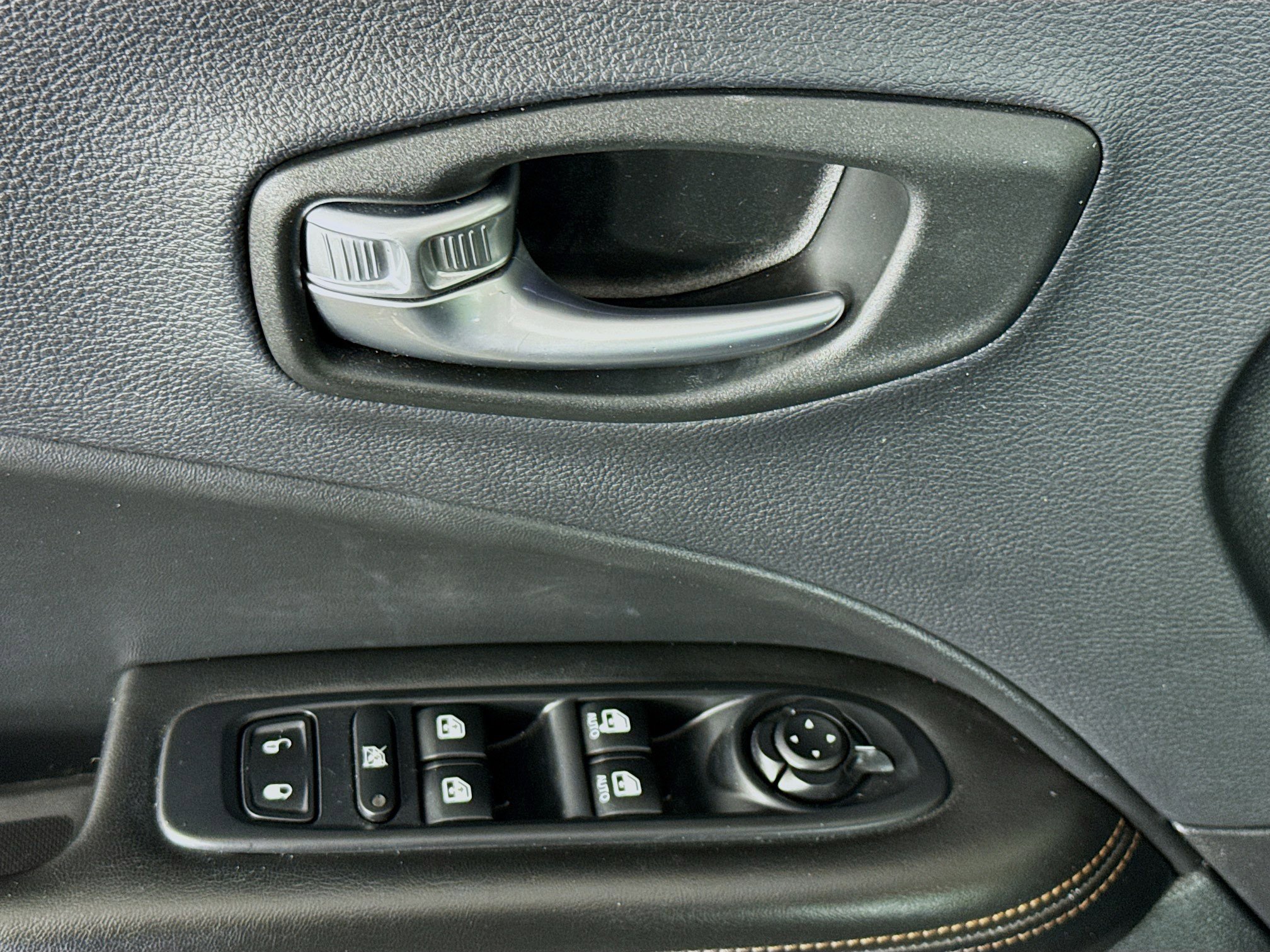 Used 2018 Jeep Compass Limited w/ Navigation Group FWD image 23