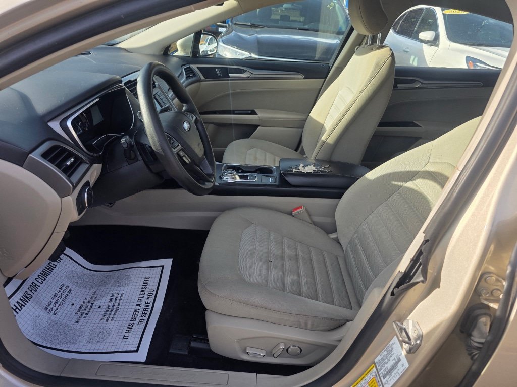 Used 2017 Ford Fusion SE FWD image 8