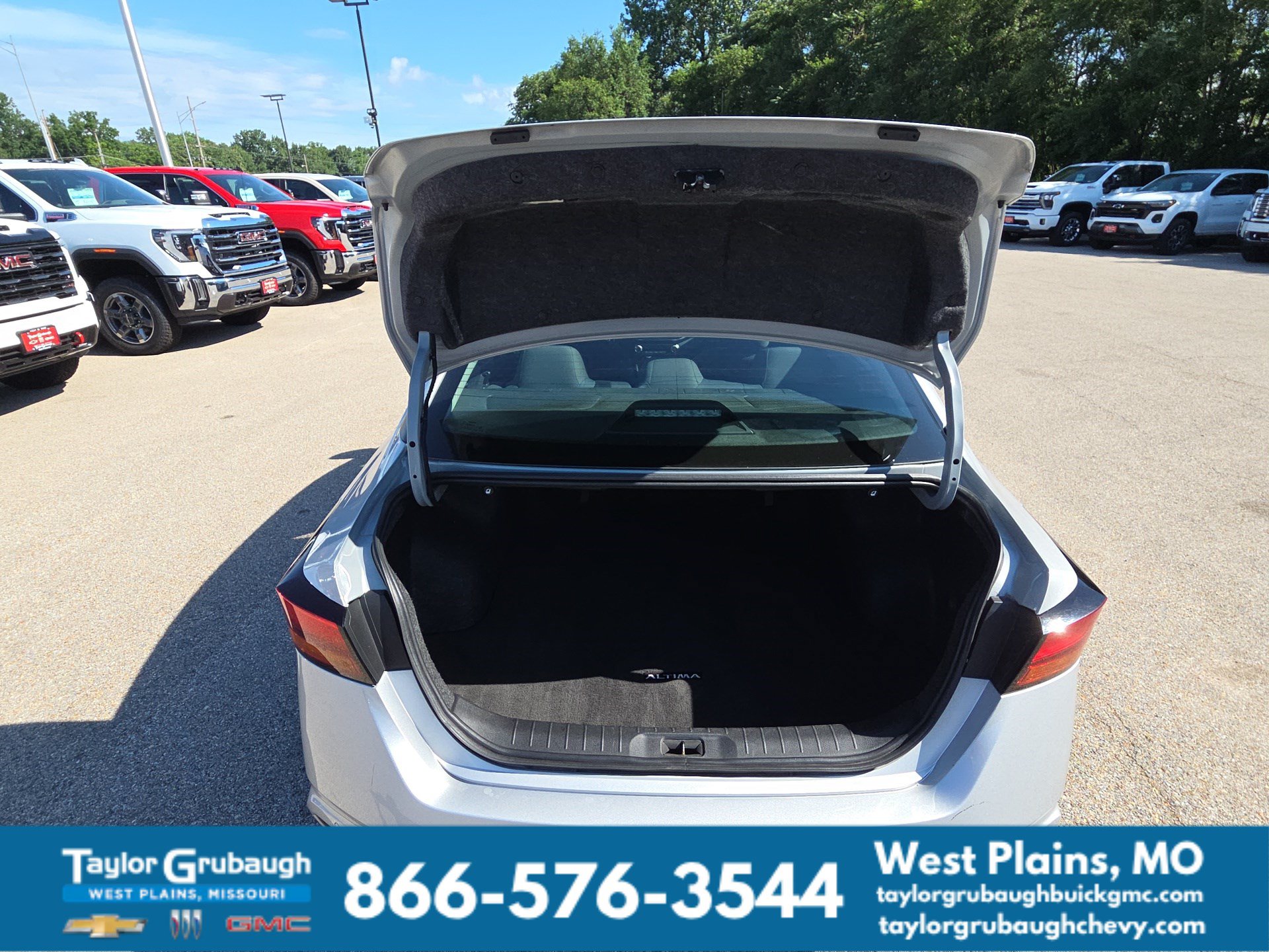 Used 2024 Nissan Altima 2.5 SV FWD image 31
