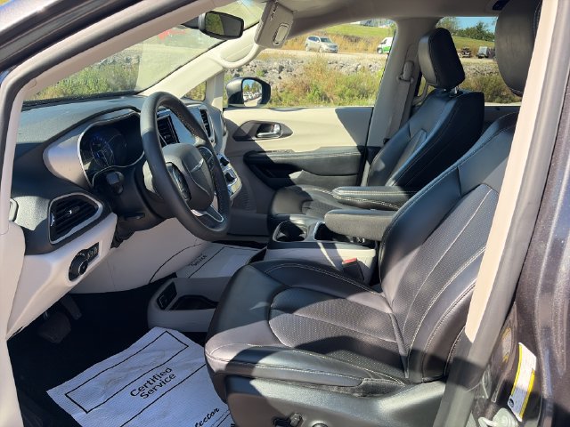 Used 2023 Chrysler Pacifica Touring-L FWD image 9