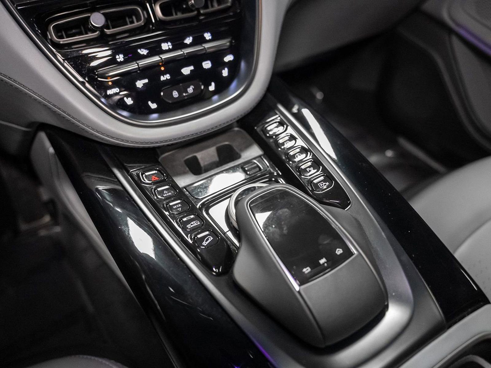 Used 2021 Aston Martin DBX image 43