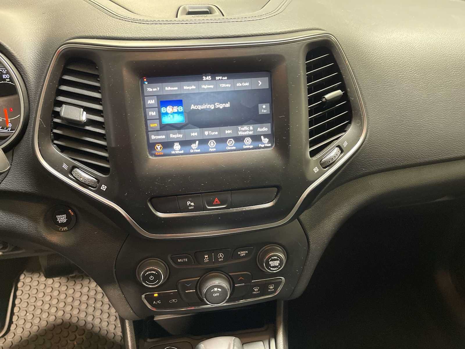Used 2019 Jeep Cherokee Latitude Plus w/ Cold Weather Group AWD/4WD image 16