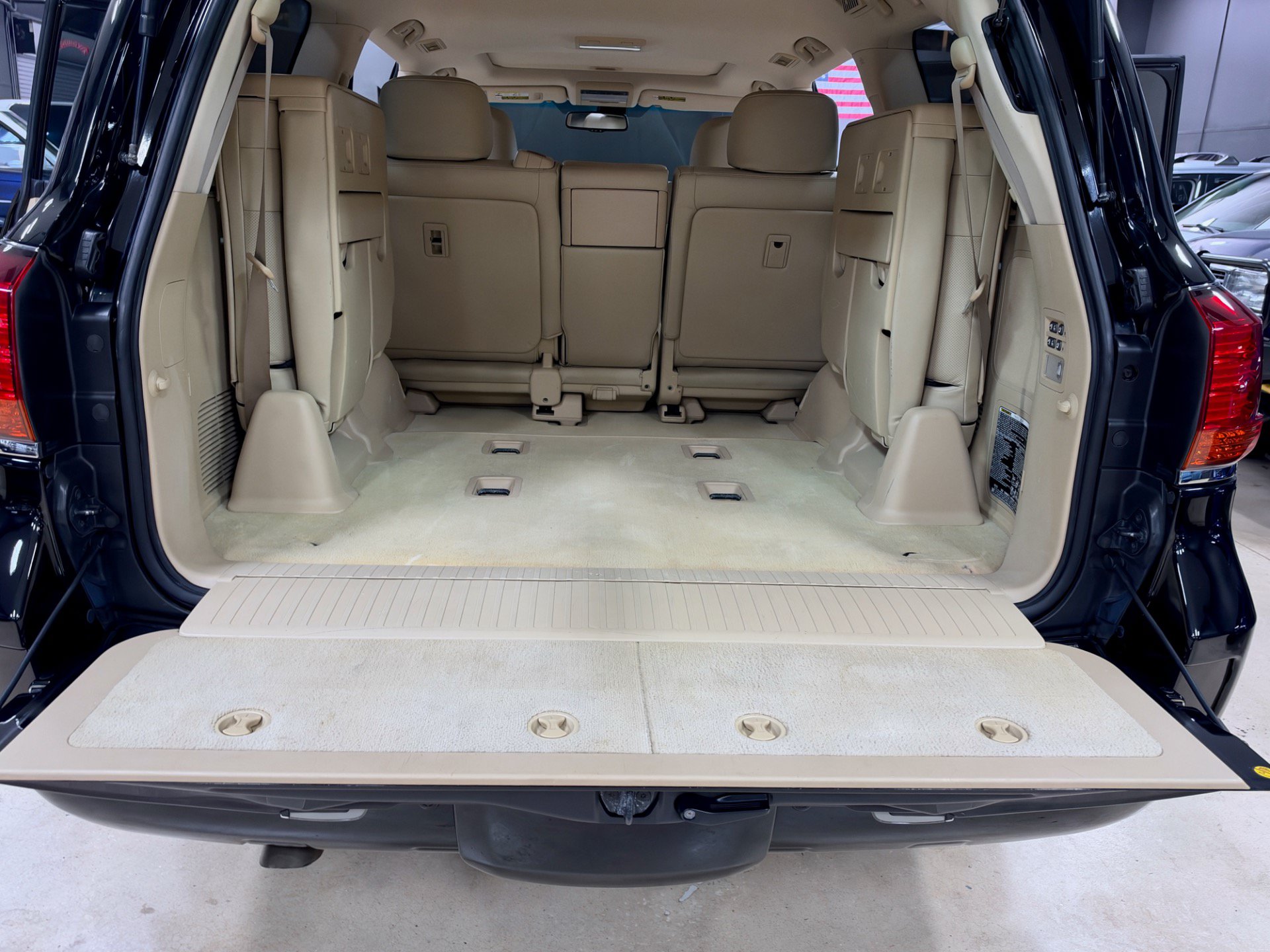 Used 2009 Lexus LX 570 4WD w/ Preferred Accessory Pkg image 28