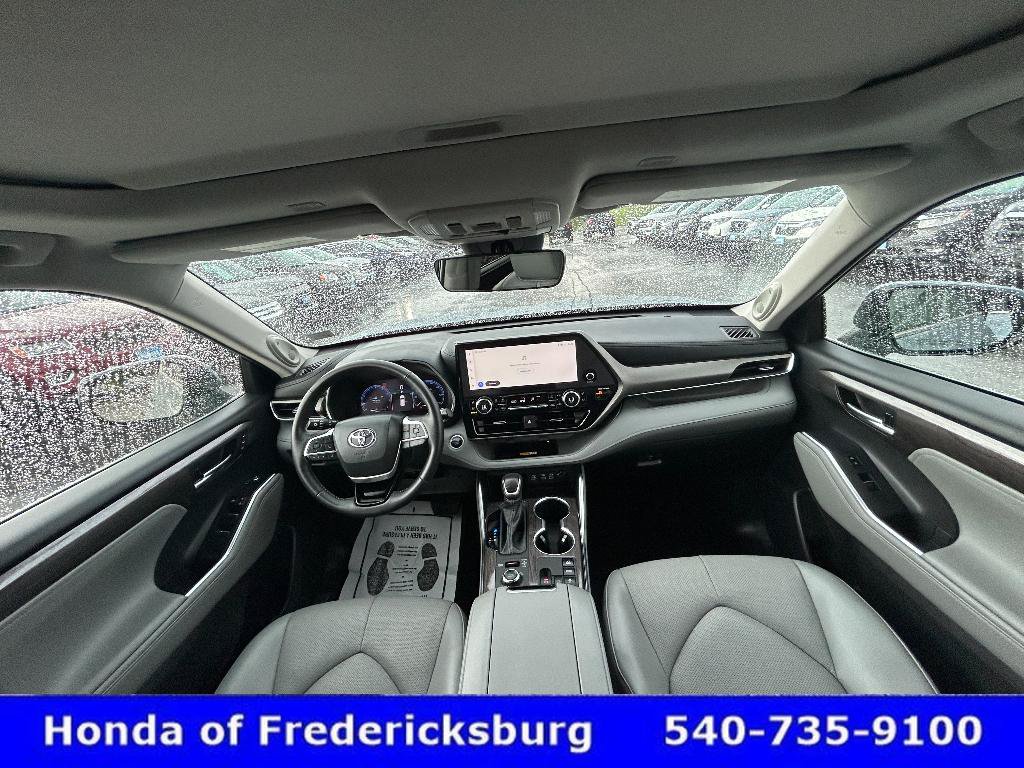 Used 2024 Toyota Highlander Limited AWD/4WD image 29