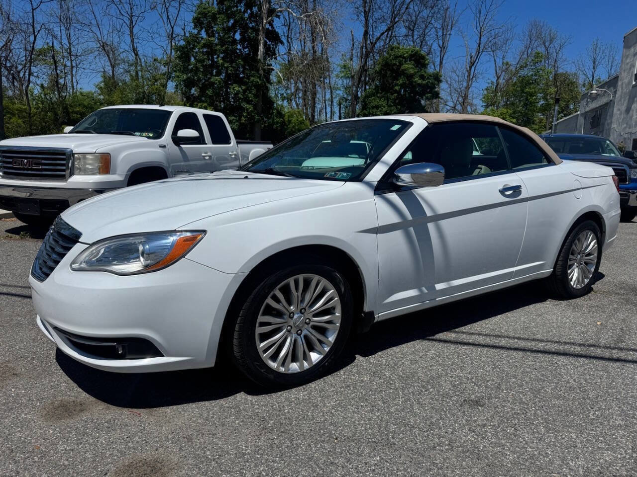 Used 2013 Chrysler 200 Limited FWD image 2