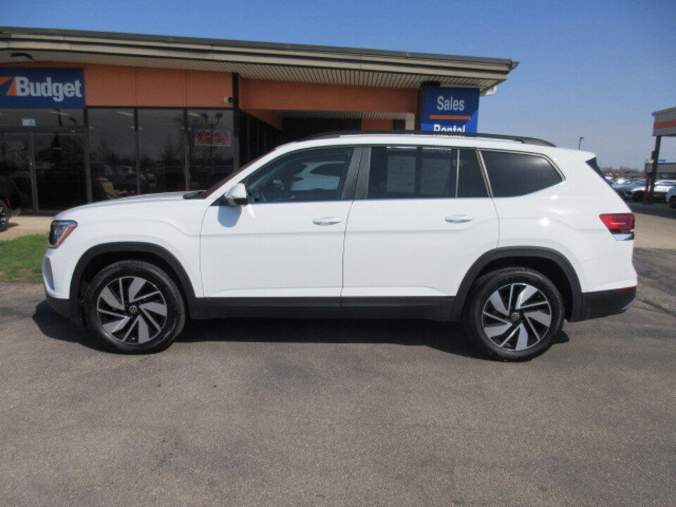 Used 2025 Volkswagen Atlas SE image 2