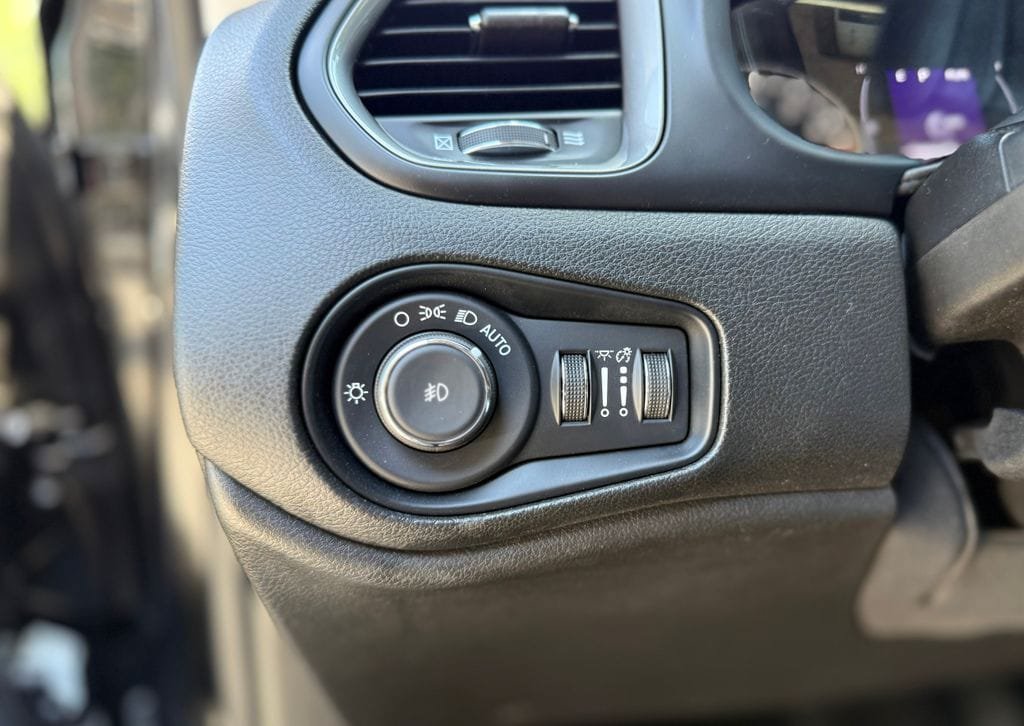 Used 2023 Jeep Renegade Latitude w/ Premium Group AWD/4WD image 22