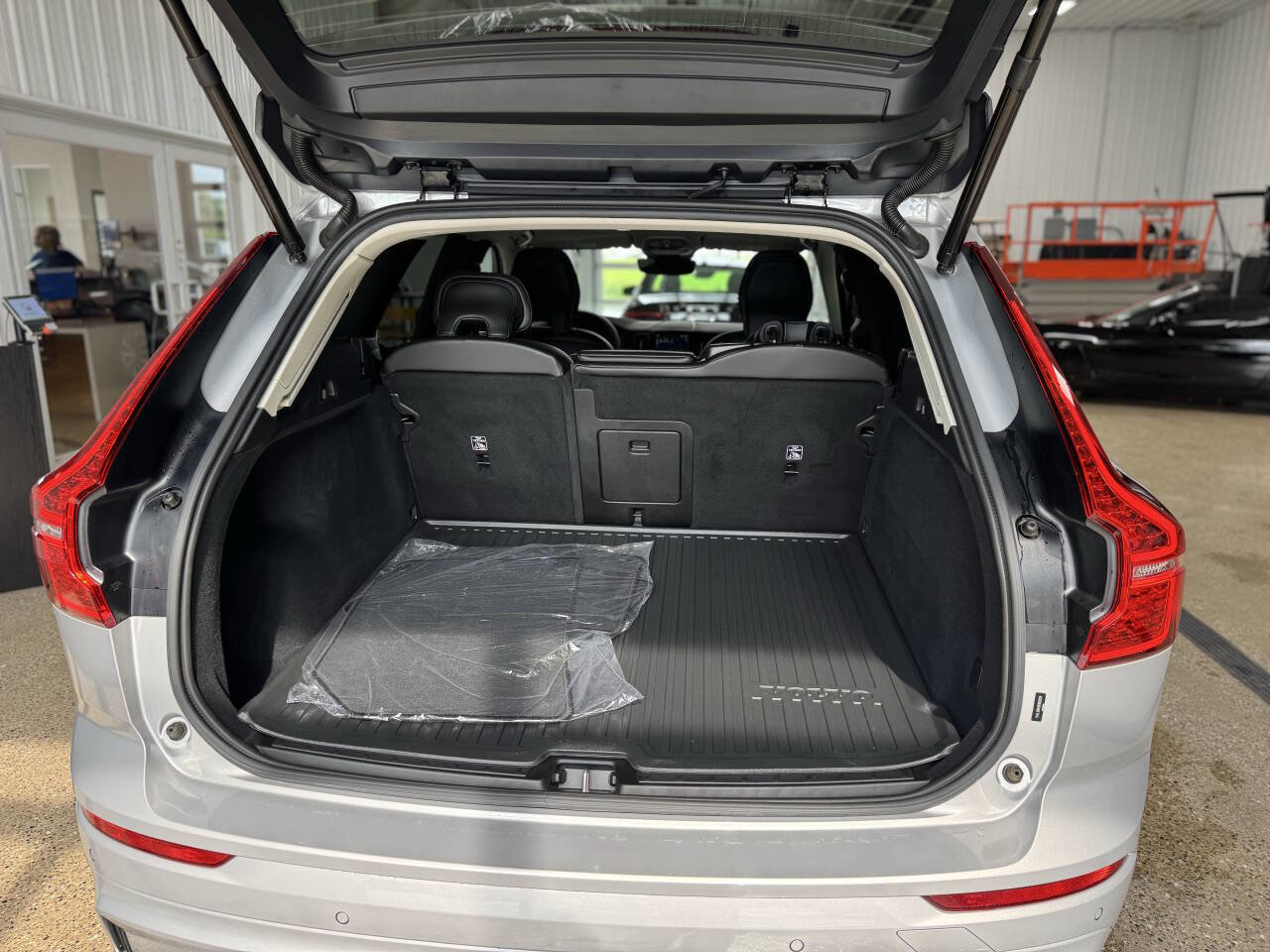 Used 2024 Volvo XC60 B5 Core AWD/4WD image 24