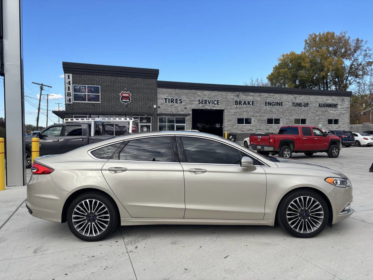 Used 2017 Ford Fusion SE w/ Fusion SE Technology Package image 2