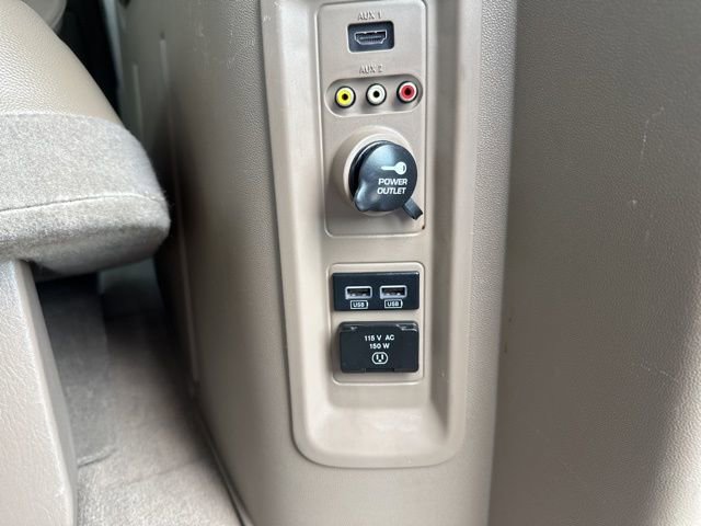 Used 2016 Chrysler Town & Country Touring-L w/ Driver Convenience Group image 16