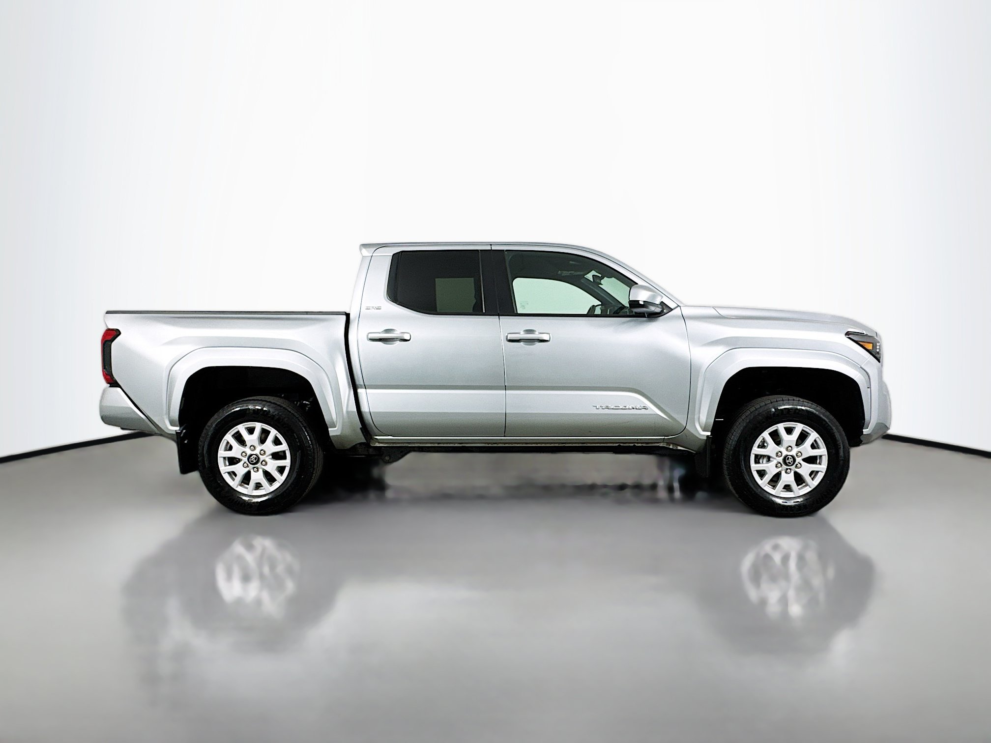 Certified 2024 Toyota Tacoma SR5 AWD/4WD image 8