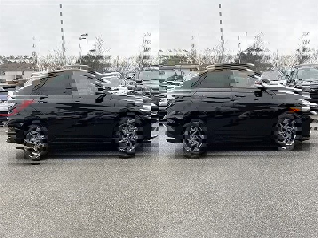 Used 2024 Hyundai Elantra SEL image 3