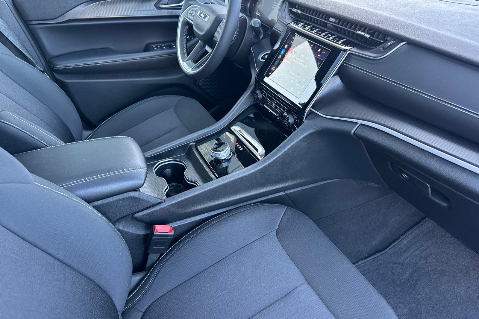 Used 2025 Jeep Grand Cherokee Laredo X w/ Luxury Tech Group I RWD image 19