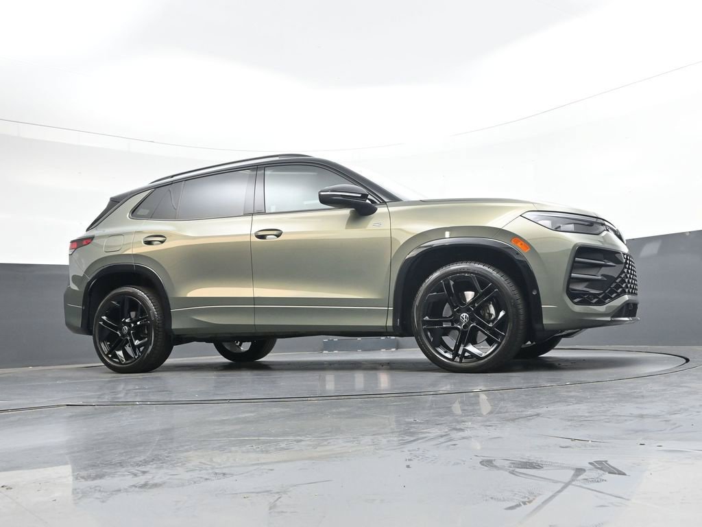 Used 2025 Volkswagen Tiguan SE R-Line AWD/4WD image 33