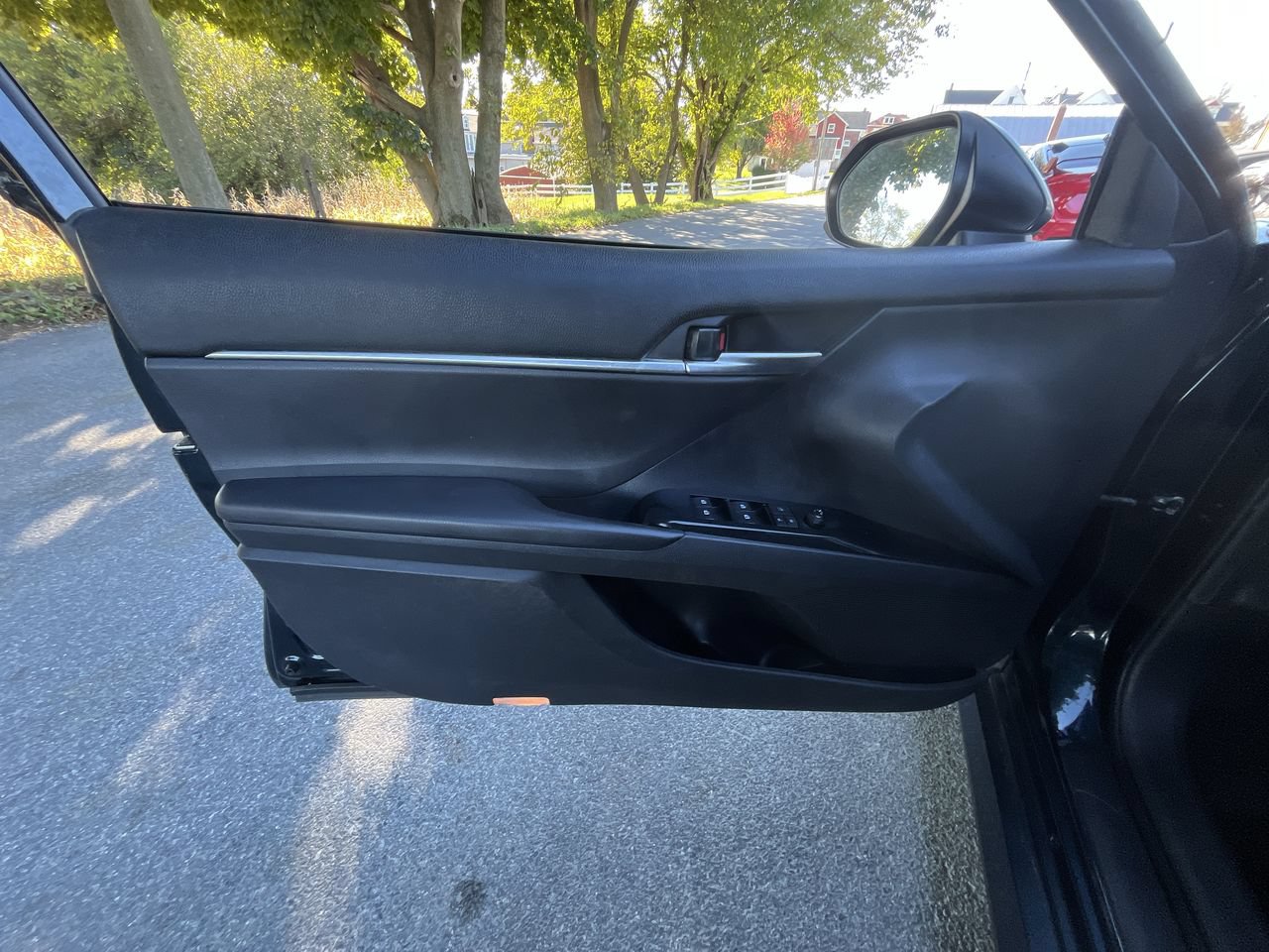 Used 2018 Toyota Camry LE FWD image 3