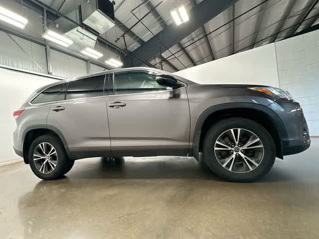 Used 2019 Toyota Highlander LE AWD/4WD image 3