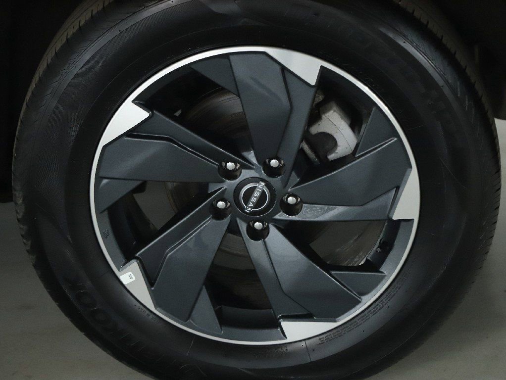 Certified 2025 Nissan Rogue SV image 39