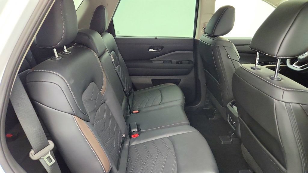 Used 2025 Nissan Pathfinder Platinum w/ Cargo Package AWD/4WD image 24