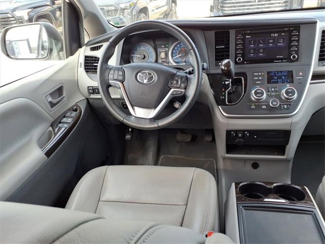 Used 2020 Toyota Sienna XLE image 4