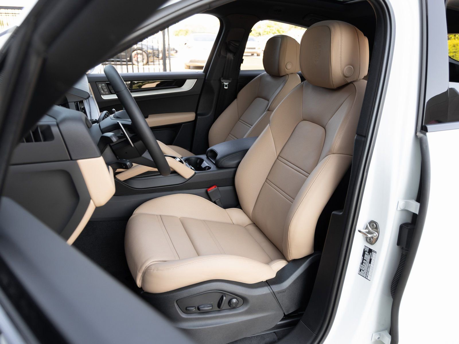 Certified 2025 Porsche Cayenne Coupe image 5