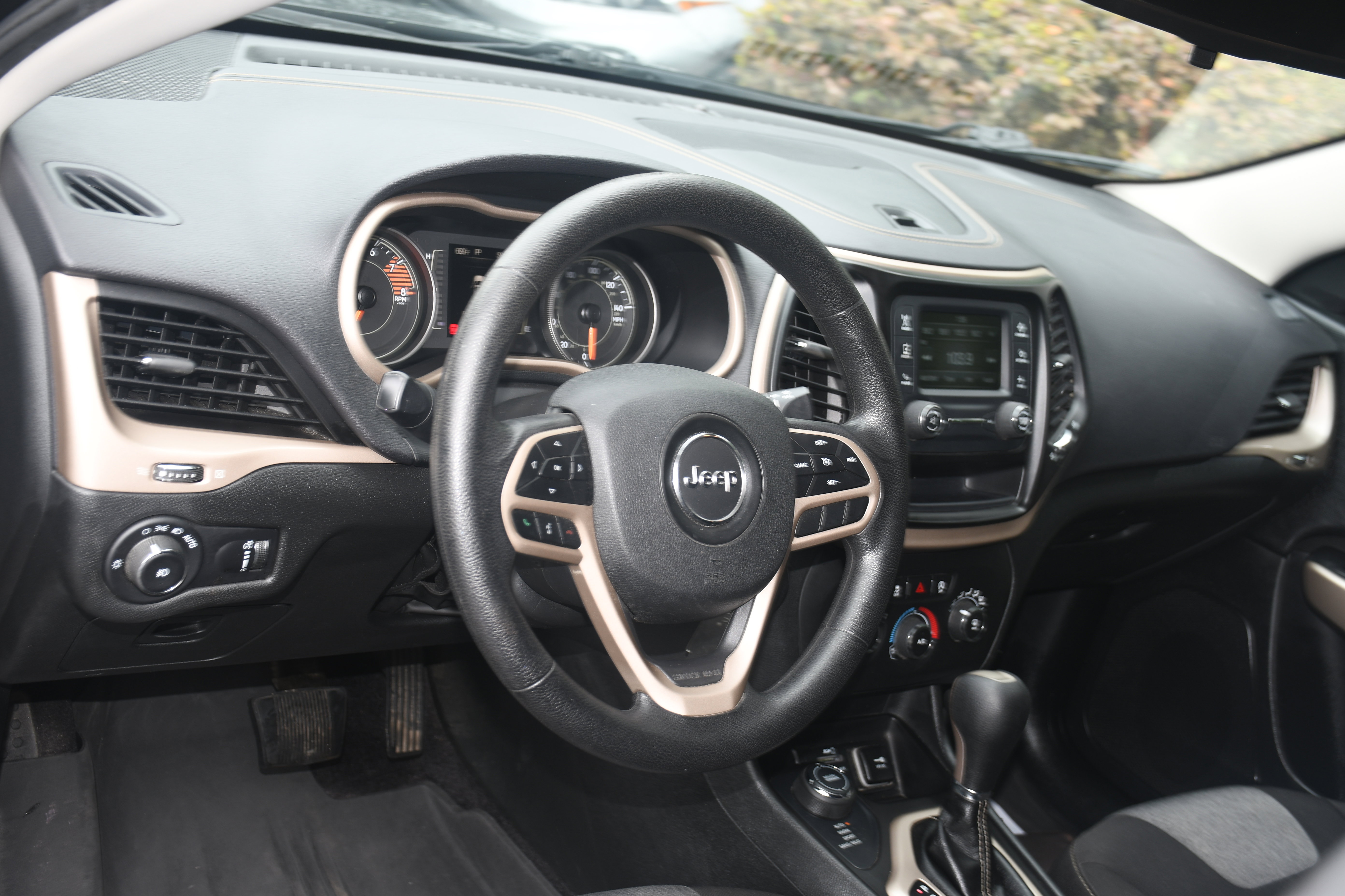 Used 2018 Jeep Cherokee Latitude AWD/4WD image 8
