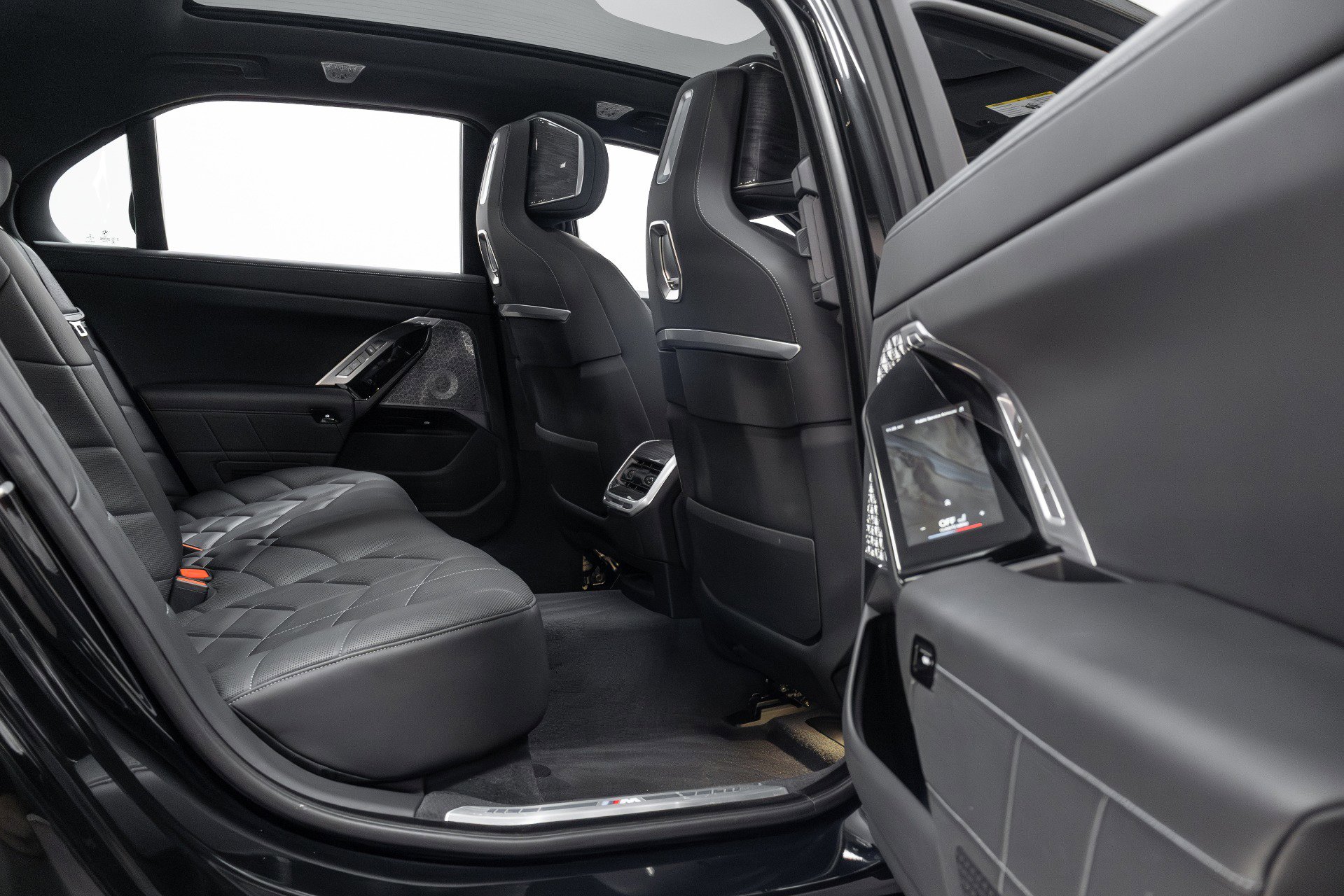 Used 2023 BMW 760i xDrive w/ Executive Package image 60