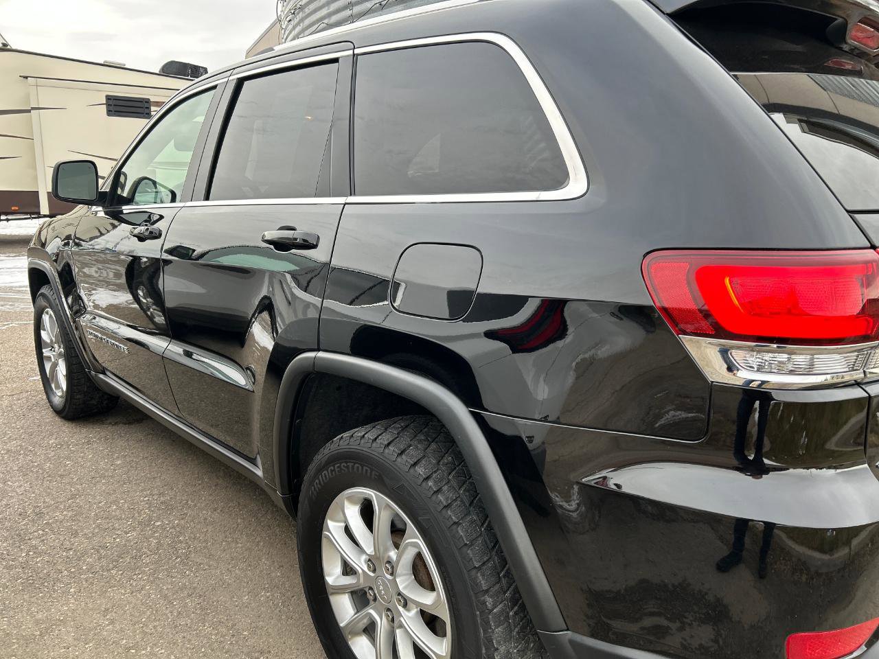 Used 2021 Jeep Grand Cherokee Laredo image 3