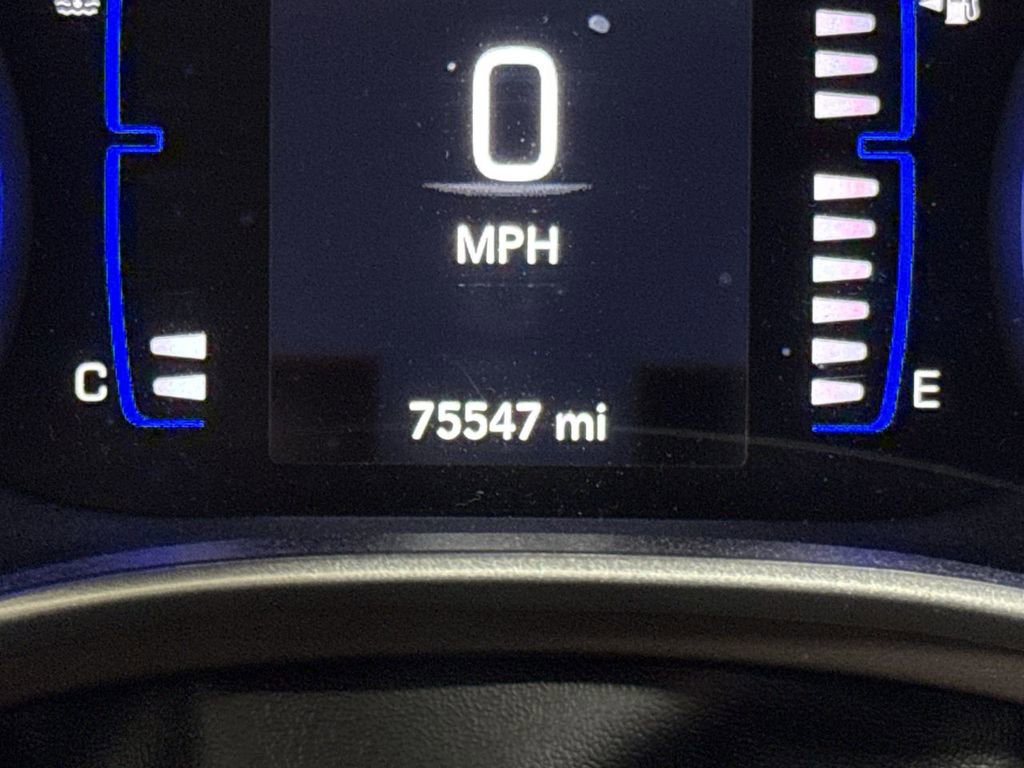 Used 2022 Chrysler Voyager LX image 13