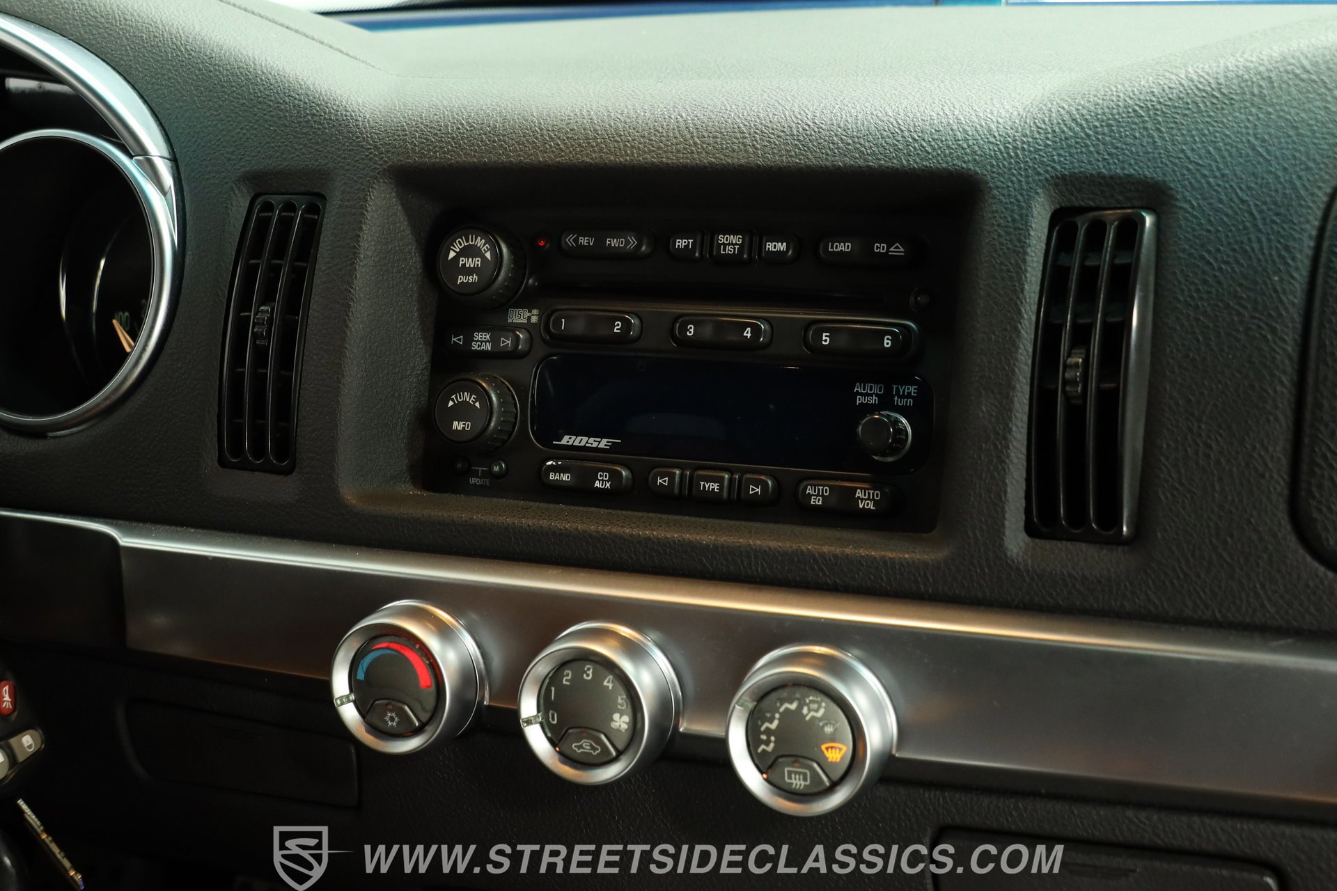 Used 2005 Chevrolet SSR w/ Preferred Equipment Group RWD image 38