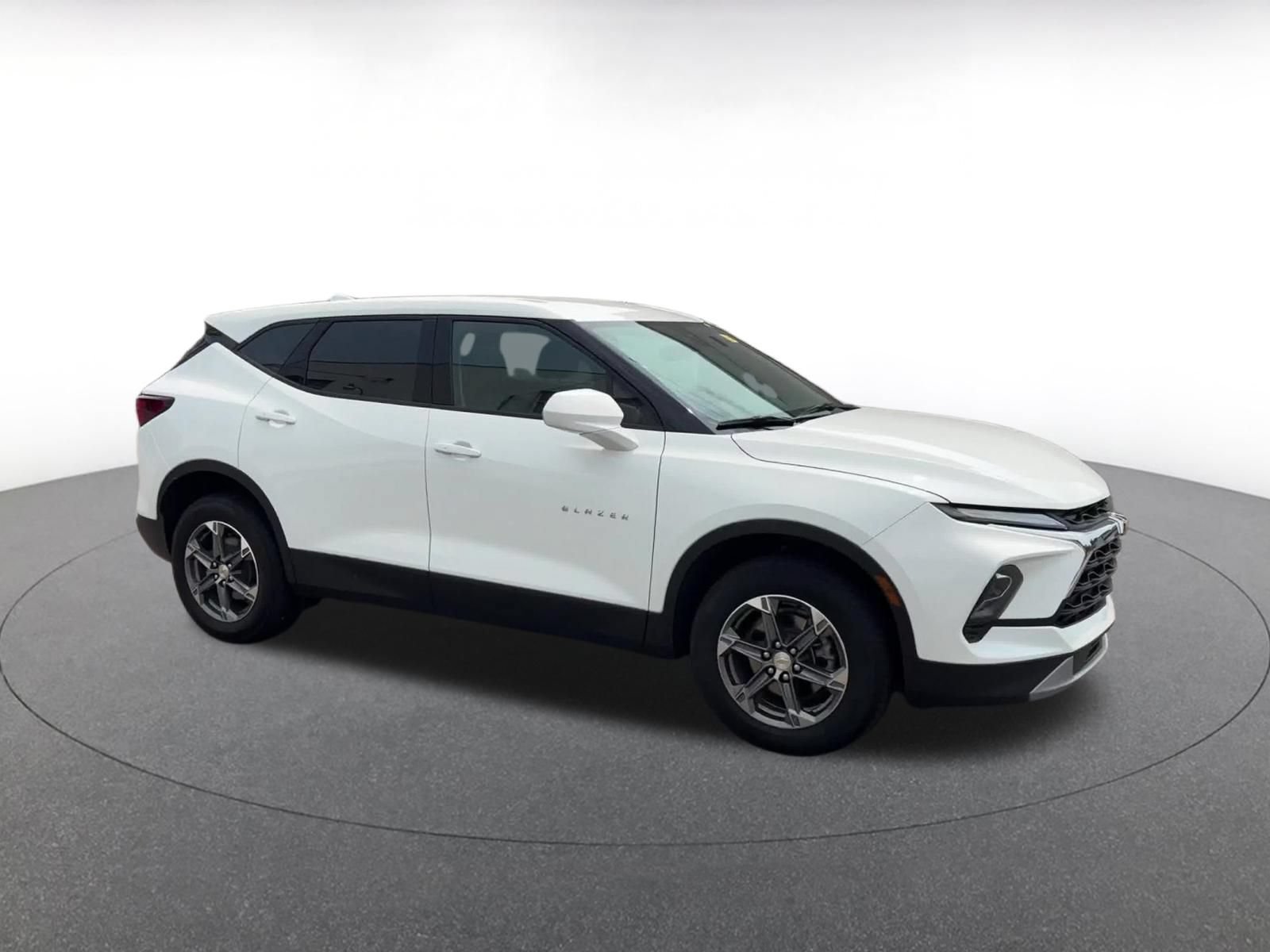 Used 2025 Chevrolet Blazer LT FWD image 2