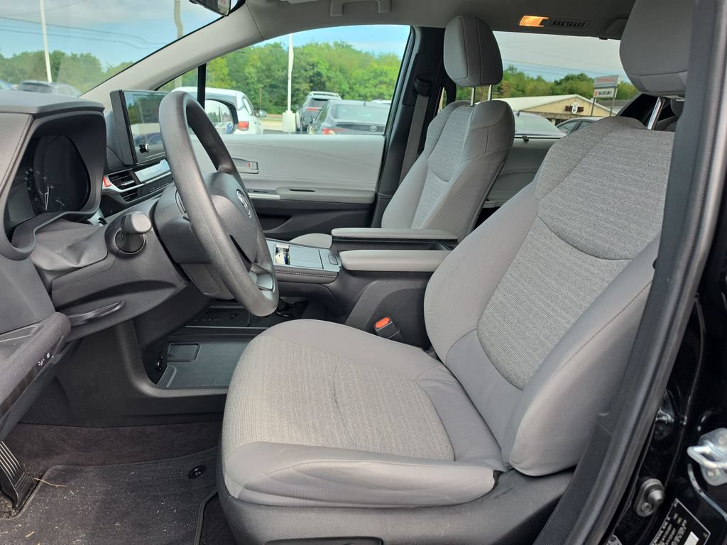 Used 2025 Toyota Sienna LE FWD image 10