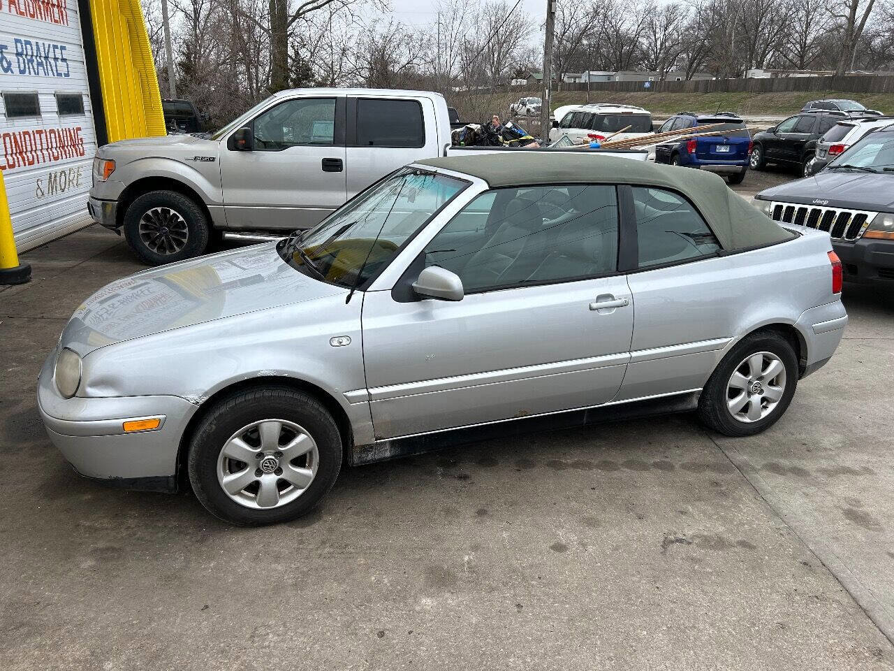 Used 2002 Volkswagen Cabrio GLX image 2